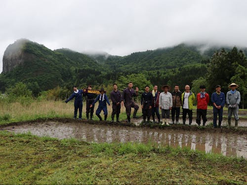 地域の方と協力隊での田植えイベント。様々な分野の協力隊が活動しています。