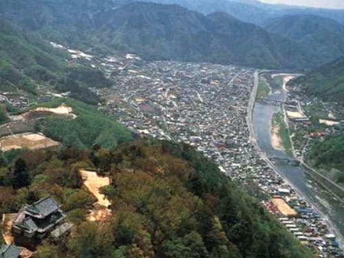 備中松山城と市街地中心部