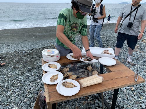 海沿いで食べる焼きたての干物は最高!
