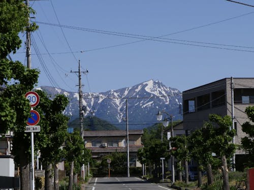 町から見える谷川岳。美しい景色です。