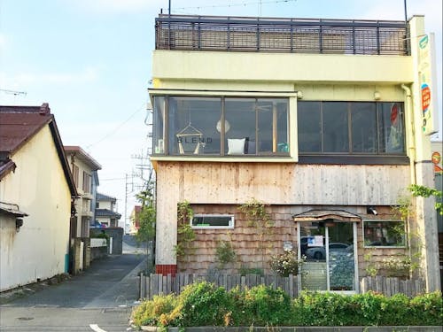 国道1号線沿いにある建物の2階に「BLEND-Coworking」、3階に「BLEND-Studio」が入っている。脇の路地のつきあたりが海。(BLEND公式Instagramより)