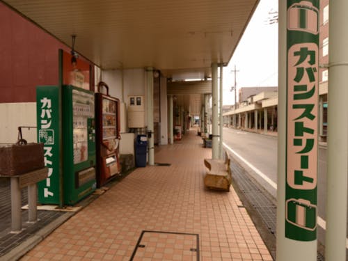 スクールはカバンストリートの中心にあります