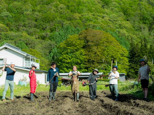 お隣の味噌作り名人の母ちゃんが持て余す休耕地を再生中！大豆植えて味噌作る♪土へのアクセスは暮らしの中の日常です。