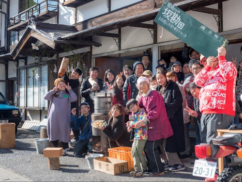 お向かいの母ちゃん（未亡人）と年末に行う餅つき会の様子。地域内外から熟練の技を求めて老若男女が集まります