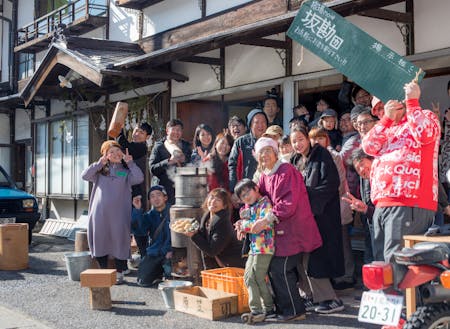 お向かいの母ちゃん(未亡人)と年末に行う餅つき会の様子。地域内外から熟練の技を求めて老若男女が集まります