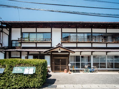 中山道の宿場町の元旅籠。100年前に大火で消失後再建された。坂勘の名は代々襲名された「坂本屋勘助」の略称。