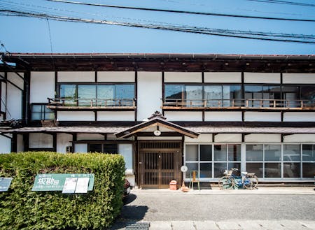 中山道の宿場町の元旅籠。100年前に大火で消失後再建された。坂勘の名は代々襲名された「坂本屋勘助」の略称。