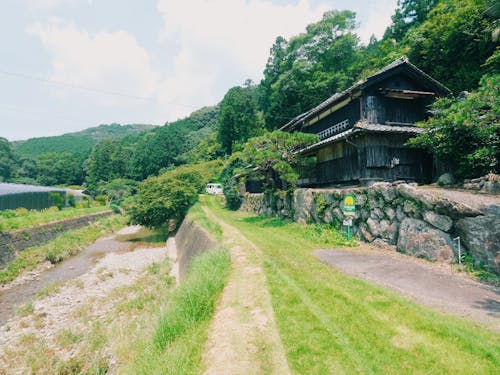 家の前に小川が流れるのどかすぎる古民家物件