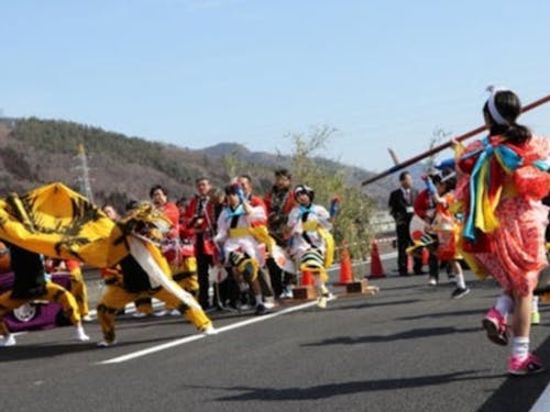 震災からの復興も進んでいます(釜石自動車道の開通式で披露された松倉虎舞
