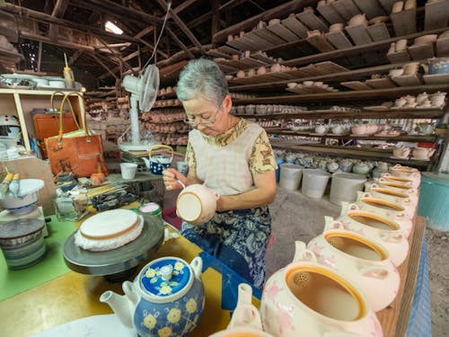 肥前吉田焼『副千製陶所』の職人さん。知り合うと器を愛してしまいます。