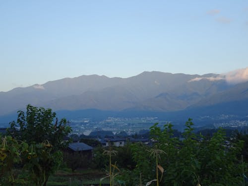 どこにいても、南アルプスや中央アルプスなど山が見えます。