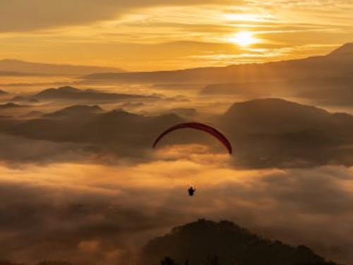 パラグライダーで雲海の中へ