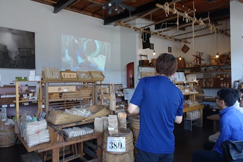 店内でプロジェクターを使いながら製造工程を説明します