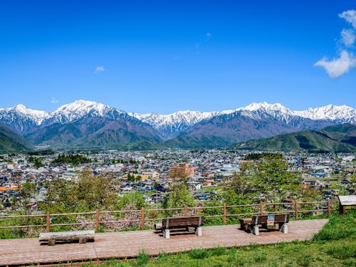 大町公園から見た北アルプスと市街地