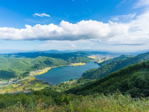 仁科三湖の一つ、木崎湖。パラグライダーも楽しめる