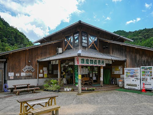 公園のシンボル「わんぱく館」。新鮮な地元野菜などが売られてます