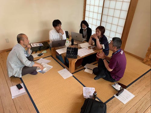 活動拠点でまじめに!ミーティング