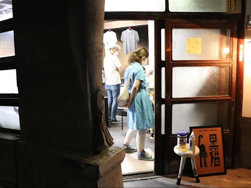 ふたたび灯りがともった黒猫