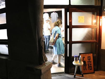 ふたたび灯りがともった黒猫