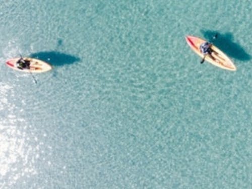 中心地から車で30分で透き通る海