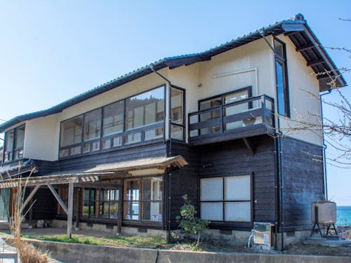 シェアハウスは小さな漁村をのぞむ高台にあります。