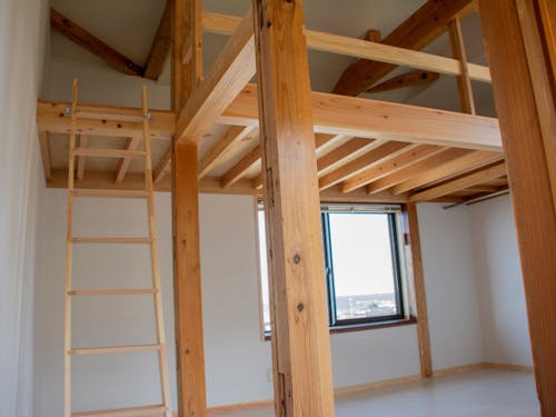 里(ri)のお部屋。窓3か所から海・村・電車・山と「里」全体を眺めることができます。