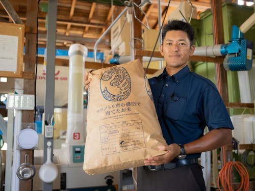 神鍋高原スキー場の真下の田んぼで青山さんが心を込めて栽培したコウノトリ米