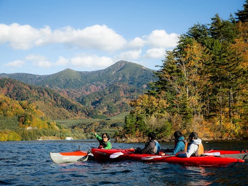 紅葉の中、みんなでカヌー