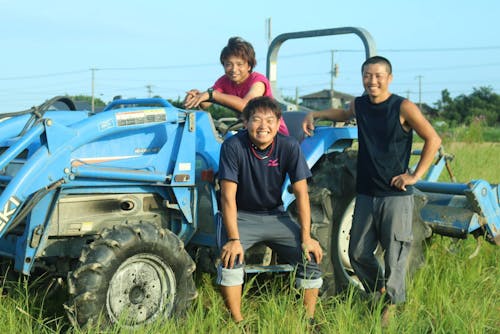 新富町では若手農家が起業家としてビジネスを立ち上げ、クラウドファンディングに挑戦する事例も生まれています。