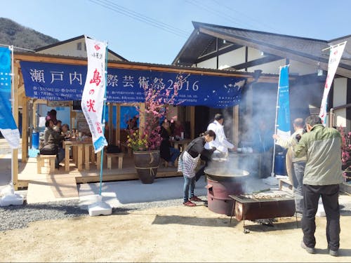 地元の方々によるお接待の様子