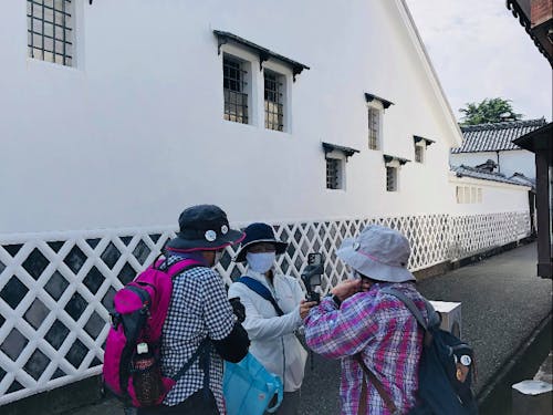 なまこ壁の前でリハーサル