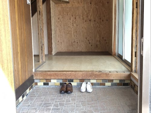 玄関も広々。母屋の他にも離れ、2階には寝室や収納もあります!