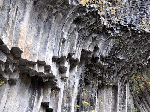 美しい六角形の柱状節理(玄武洞)