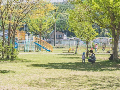 広い公園でのびのび子育て！