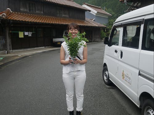 見島で活動中の長富隊員 島内でデザイン事務所【Atelier kalton】を開業しました。