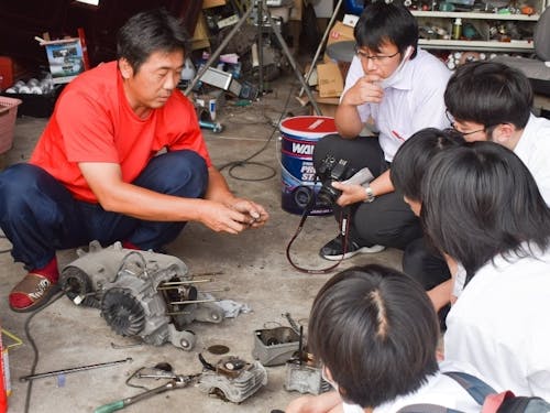 授業の一環として行われている「大崎上島学」では、学校を飛び出し地域の方々から学んでいます。
