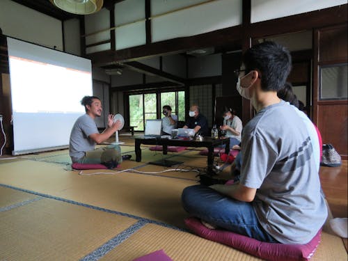 ゲストハウスで実現したいことを語るオーナー