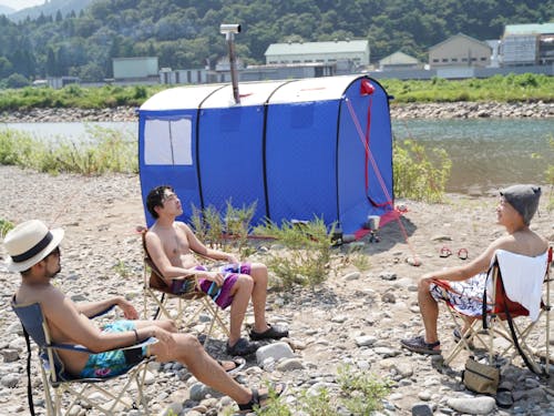 夏の九頭竜川でテントサウナを楽しむ