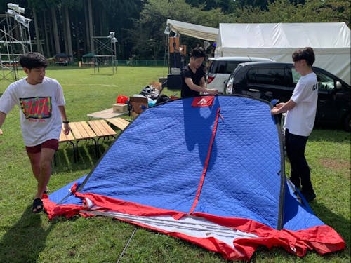 過去のサウナイベントの様子。テントサウナはメンバー皆で組み立てていきます。