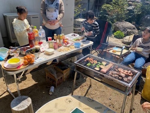家の裏庭で親子でBBQが日常の生活♪