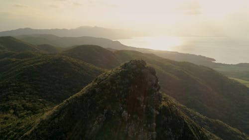 野底岳。絶景トレッキングも石垣の魅力のひとつです。