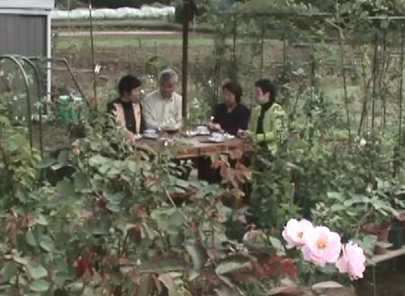家庭菜園内で、お茶会中。