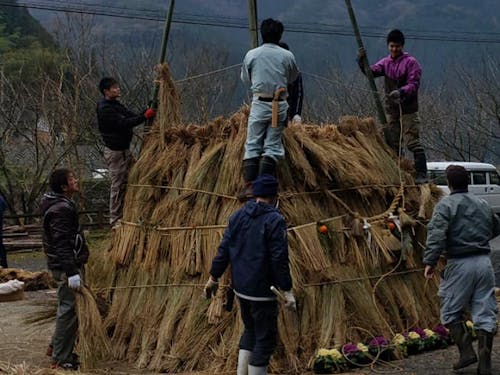 住民総出で伝統行事「どんど焼き」の準備