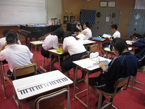 学校内で開講している町営塾「西ノ島学習塾」。Wi-FiとiPadを整備し、個に応じた学習を支援。