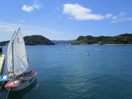 夏は授業で海洋スポーツを実施しています