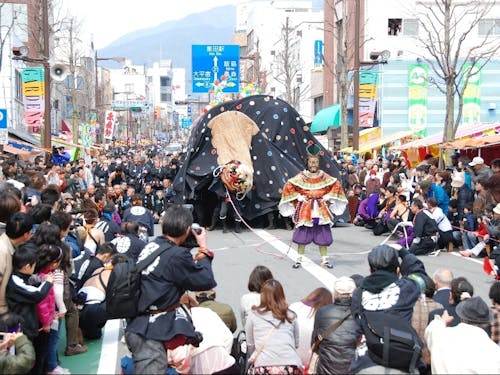 中心市街地で行われる獅子舞フェスティバル
