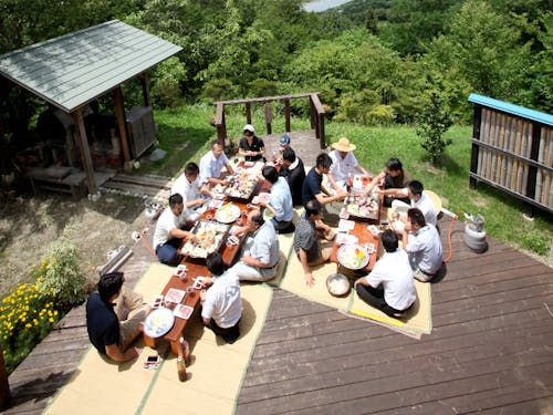 焼肉日本一の街。外で焼肉も日常の光景