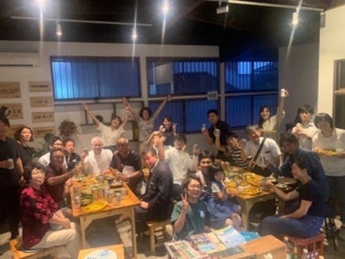 ゲストハウスで活動中の協力隊と地域住民