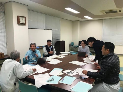 行政職員や地域住民と一緒に会議