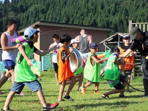 近隣の小学生達と水鉄砲大会!